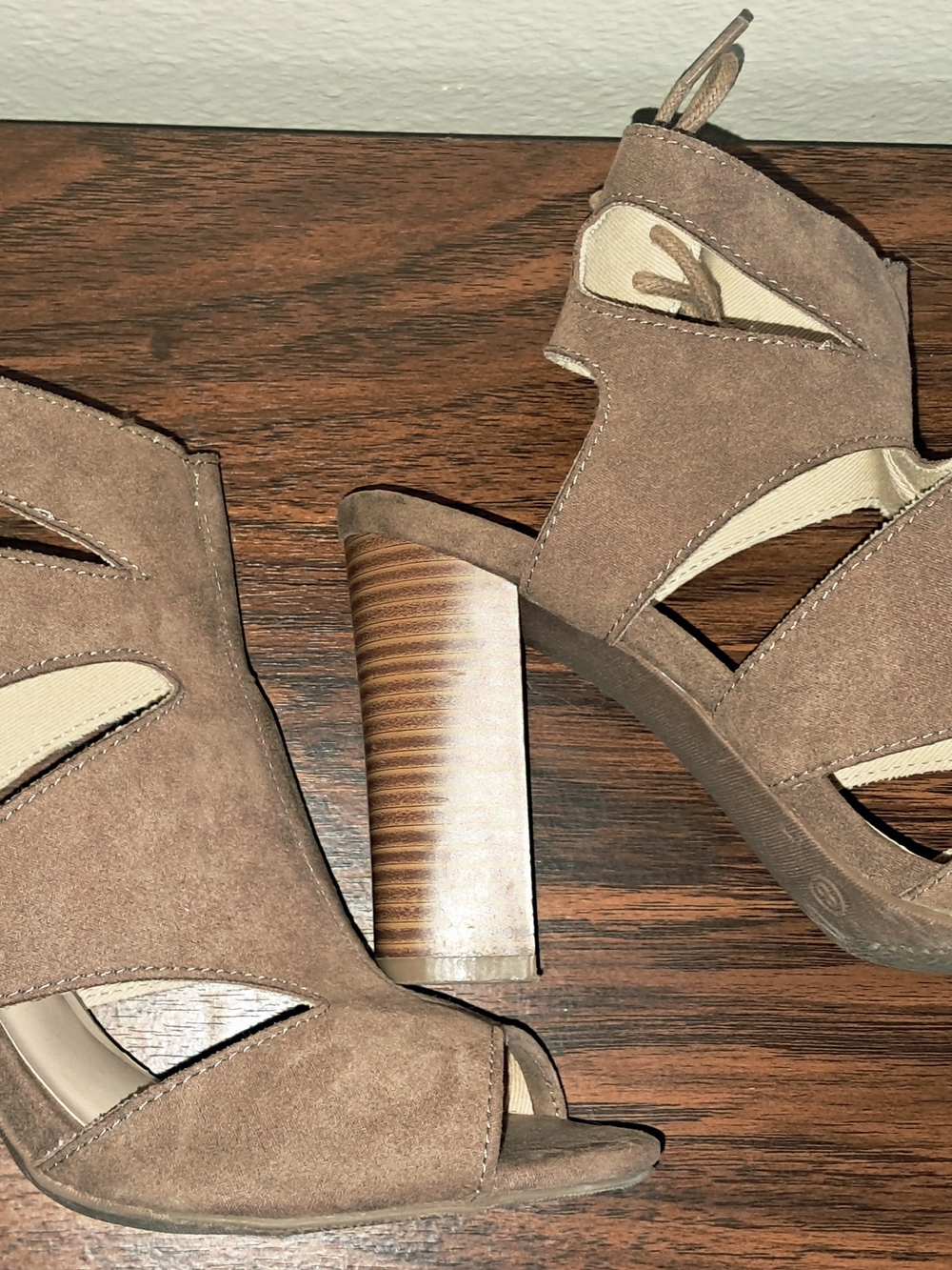 Charlotte Russe Size 8 Women’s Taupe Suede Cutout Block Heel Sandals - Picture 13 of 13